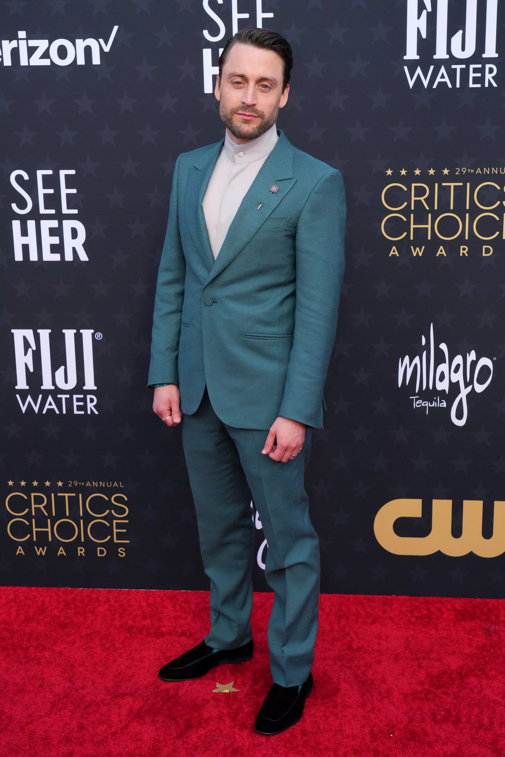 Kieran Culkin, who went on to win Best Actor in a Drama Series, sported a teal Zegna suit paired with beaded turquoise bracelets and an antique shell motif stick pin from jeweler Martin Katz.